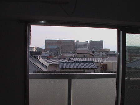 マンション自室から徳島文理大学を望む